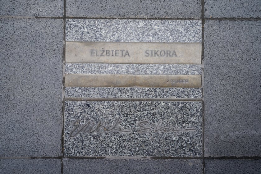 Tablica pamiątkowa przed Narodowym Forum Muzyki &ndash; kompozytorka Elżbieta Sikora