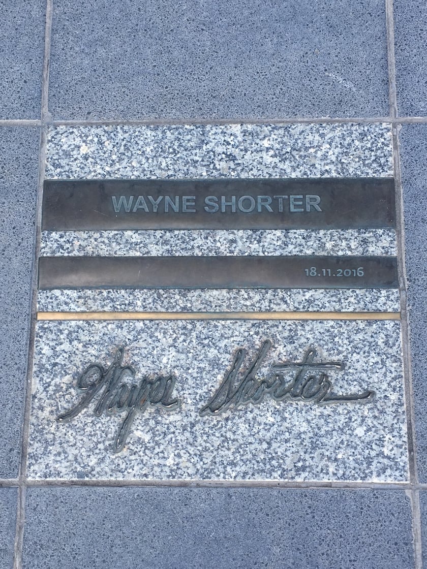 Tablica pamiątkowa przed Narodowym Forum Muzyki &ndash; jazzowy saksofonista Wayne Shorter