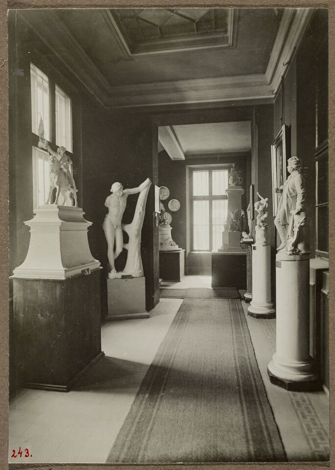 Korytarz prowadzący do Galerii Obraz&oacute;w, ok. 1908