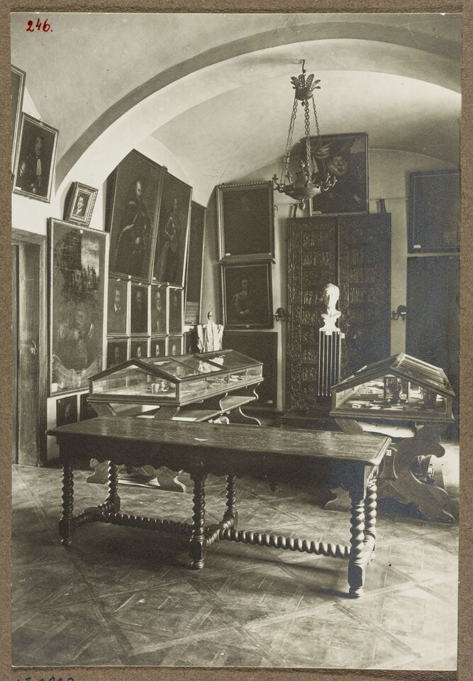 Dział Historyczno &ndash; Pamiątkowy. Sala III na parterze z portretami osobistości historycznych XVII &ndash; XVIII w., 1909 (?)