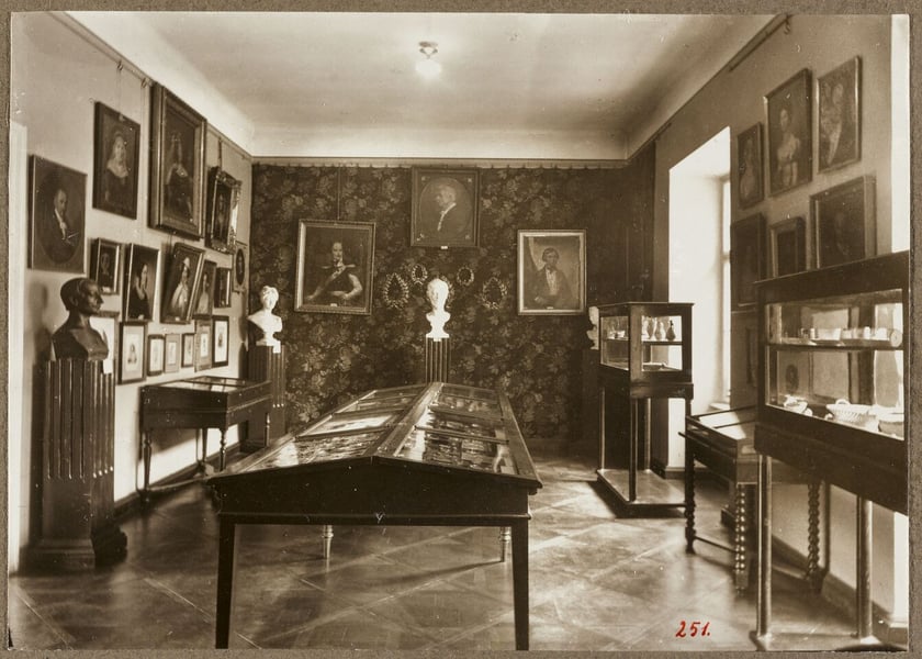 Dział Historyczno &ndash; Pamiątkowy po urządzeniu nowej ekspozycji w 1921. Sala III na piętrze poświęcona dziewiętnastemu stuleciu.&nbsp;