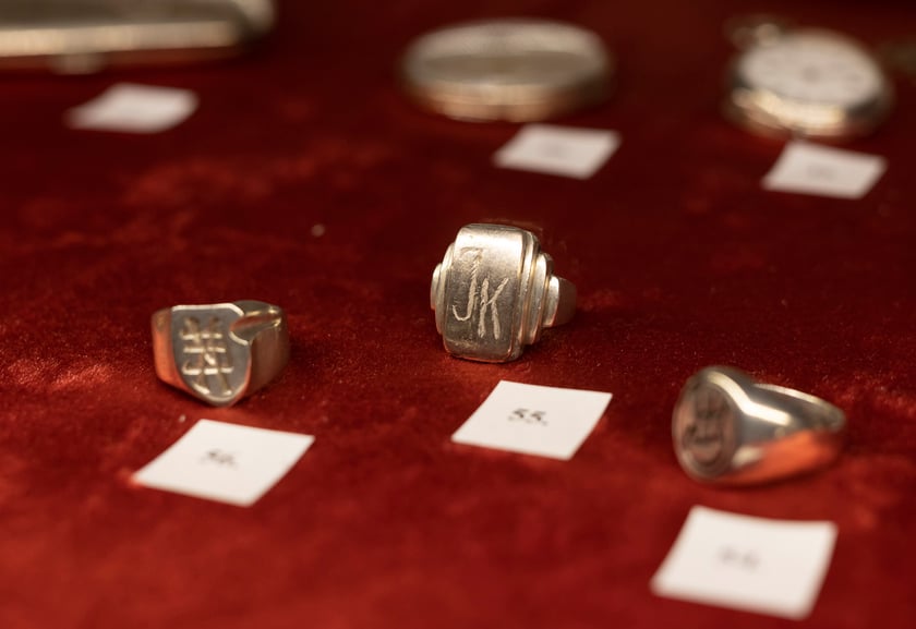 Wystawa &bdquo;Nie zmarnujcie niepodległości. Srebra Funduszu Obrony Narodowej&rdquo; w Centrum Historii Zajezdnia &ndash; sygnety (pierwszy z lewej i pierwszy z prawej Niemcy po 1888 roku, środkowy z Warszawy po 1922 roku)