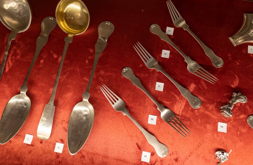 Wystawa &bdquo;Nie zmarnujcie niepodległości. Srebra Funduszu Obrony Narodowej&rdquo; w Centrum Historii Zajezdnia &ndash; srebrne widelce Carl Friedrich Korok, poł. XIX w.