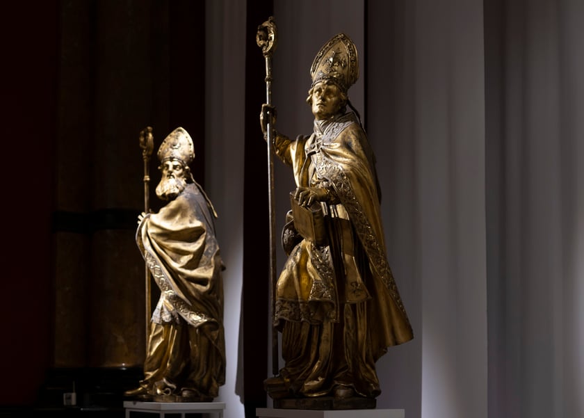 Dzieła wrocławskiego rzeźbiarza z XVIIIwieku Johanna Georga Urbansky'ego &ndash; od lewej św. Augustyn i św. Ambroży