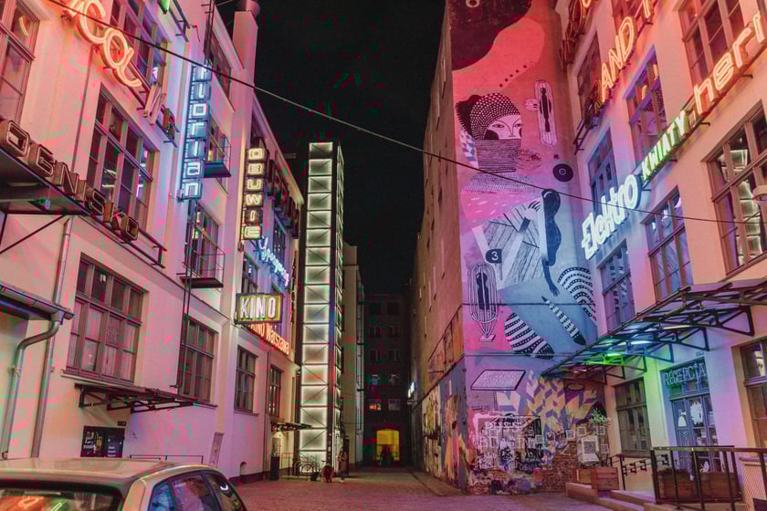 Podwórko Neonów Ruska 46 we Wrocławiu