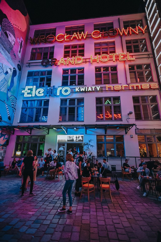 Podwórko Neonów Ruska 46 we Wrocławiu