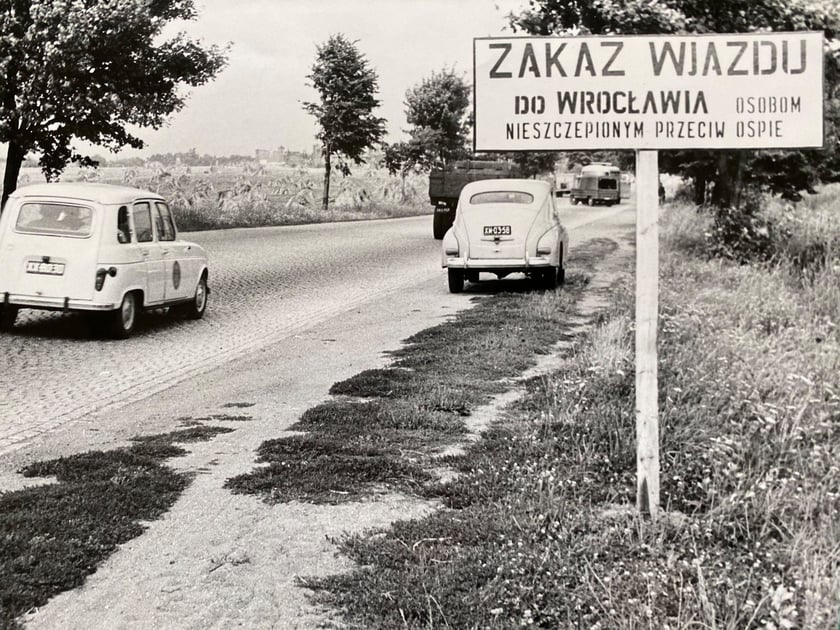 <p>Epidemia czarnej ospy we Wrocławiu 1963 i znak zakazu wjazdu do miasta</p>