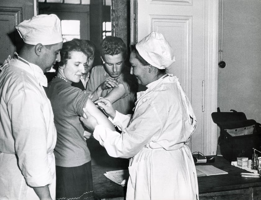 Zdjęcia z wystawy ?Odizolowani 1963. Epidemia ospy we Wrocławiu? w Pałacu Królewskim.