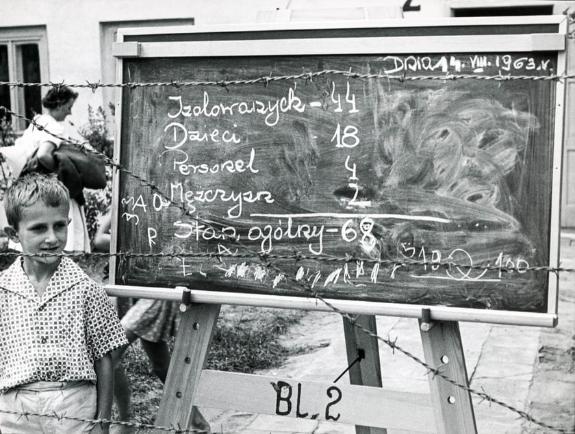 Zdjęcia z wystawy ?Odizolowani 1963. Epidemia ospy we Wrocławiu? w Pałacu Królewskim.