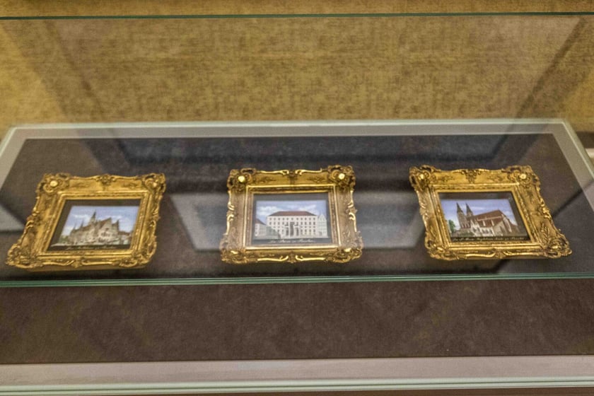 Skarby Wrocławia &ndash; jeden z nowszych zakup&oacute;w Muzeum Miejskiego, czyli 3 szklane dioramy, kt&oacute;re pokazują kluczowe miejsca dla Wrocławia &ndash; stary ratusz, starą giełdę i kości&oacute;ł Marii Magdaleny. Kupowano je często jako pamiątki turystycznej. Są unikatowe, ponieważ najczęściej dioramy wykonywano z papieru, a te zrobiono ze szkła. Tego typu przedmioty rzadko przetrwały tyle lat, a te na ekspozycji są datowane na lata 1829-1854, kupiono je w Berlinie od prywatnego kolekcjonera. Są wykonane ze szkła, tr&oacute;jwymiarowe, wielkości poczt&oacute;wki. Ich autorem jest Georg Kunt, działający na terenie Wrocławia dioramiarz.