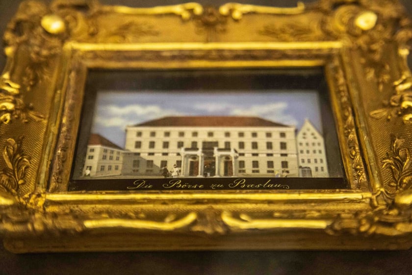 Skarby Wrocławia &ndash; jeden z nowszych zakup&oacute;w Muzeum Miejskiego, czyli 3 szklane dioramy, kt&oacute;re pokazują kluczowe miejsca dla Wrocławia &ndash; stary ratusz, starą giełdę (na zdj.) i kości&oacute;ł Marii Magdaleny. Kupowano je często jako pamiątki turystycznej. Są unikatowe, ponieważ najczęściej dioramy wykonywano z papieru, a te zrobiono ze szkła. Tego typu przedmioty rzadko przetrwały tyle lat, a te na ekspozycji są datowane na lata 1829-1854, kupiono je w Berlinie od prywatnego kolekcjonera. Są wykonane ze szkła, tr&oacute;jwymiarowe, wielkości poczt&oacute;wki. Ich autorem jest Georg Kunt, działający na terenie Wrocławia dioramiarz.