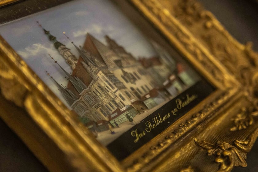 Skarby Wrocławia &ndash; jeden z nowszych zakup&oacute;w Muzeum Miejskiego, czyli 3 szklane dioramy, kt&oacute;re pokazują kluczowe miejsca dla Wrocławia &ndash; stary ratusz (na zdj.), starą giełdę i kości&oacute;ł Marii Magdaleny. Kupowano je często jako pamiątki turystycznej. Są unikatowe, ponieważ najczęściej dioramy wykonywano z papieru, a te zrobiono ze szkła. Tego typu przedmioty rzadko przetrwały tyle lat, a te na ekspozycji są datowane na lata 1829-1854, kupiono je w Berlinie od prywatnego kolekcjonera. Są wykonane ze szkła, tr&oacute;jwymiarowe, wielkości poczt&oacute;wki. Ich autorem jest Georg Kunt, działający na terenie Wrocławia dioramiarz.