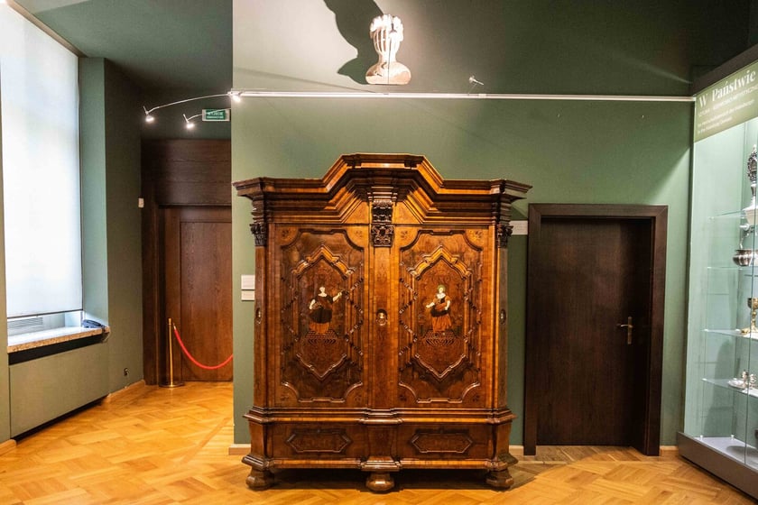 Skarby Wrocławia &ndash; szafa śląska z lat 1730-1740. To unikat w sztuce meblarstwa, bo zachowało się ich niewiele. Prawdziwy masterwerk, praca mistrzowska, rodzaj barokowego egzaminu zaliczeniowego, Jeśli ktoś chciał zdawać na czeladnika, mieć papiery mistrzowskie, musiał zaliczyć egzamin z budowy i ozdobienia śląskiej szafy, stąd zdobienia w trudnych technikach, jak intarsja, inkrustacja, egzotyczne rodzaje drewien, kość słoniowa, ilość rzeźbień. Im więcej, tym lepiej zdany egzamin czeladniczy. Taka mistrzowska szafa powstawała 9 miesięcy i musiała być okazała, aby przyszły mistrz m&oacute;gł popisać się pełnym spektrum swego talentu. Do dziś na całym świecie zachowało się nie więcej niż 30 tego typu szaf.&nbsp;