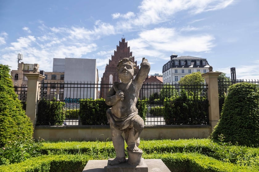 Skarby Wrocławia &ndash; barokowe figury z pałacu w Barszowie, wsi, kt&oacute;ra w latach 70. została wysiedlona, a potem zalana pod zbiornik poflotacyjny Żelazny Most pod Polkowicami. Figury przewiezione zostały do Wrocławia i ustawione pod uniwersytetem, na skwerku. Do ogrodu Pałacu Kr&oacute;lewskiego trafiły w 2008. Kamieniarze je odczyścili, uzupełnili ubytki, dziś rzeźby cieszą oko.&nbsp;&nbsp;
&nbsp;