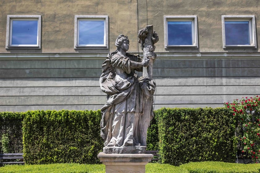 Skarby Wrocławia &ndash; barokowe figury z pałacu w Barszowie, wsi, kt&oacute;ra w latach 70. została wysiedlona, a potem zalana pod zbiornik poflotacyjny Żelazny Most pod Polkowicami. Figury przewiezione zostały do Wrocławia i ustawione pod uniwersytetem, na skwerku. Do ogrodu Pałacu Kr&oacute;lewskiego trafiły w 2008. Kamieniarze je odczyścili, uzupełnili ubytki, dziś rzeźby cieszą oko.&nbsp;&nbsp;