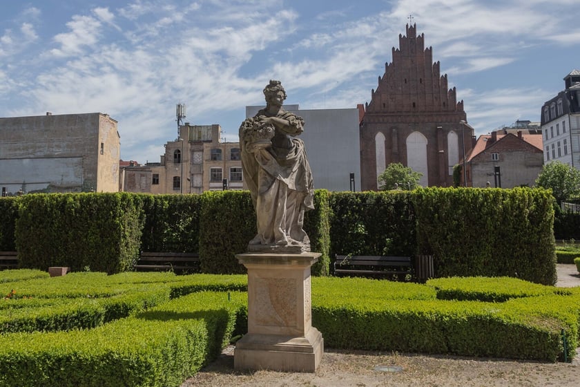 Skarby Wrocławia &ndash; barokowe figury z pałacu w Barszowie, wsi, kt&oacute;ra w latach 70. została wysiedlona, a potem zalana pod zbiornik poflotacyjny Żelazny Most pod Polkowicami. Figury przewiezione zostały do Wrocławia i ustawione pod uniwersytetem, na skwerku. Do ogrodu Pałacu Kr&oacute;lewskiego trafiły w 2008. Kamieniarze je odczyścili, uzupełnili ubytki, dziś rzeźby cieszą oko.&nbsp;&nbsp;