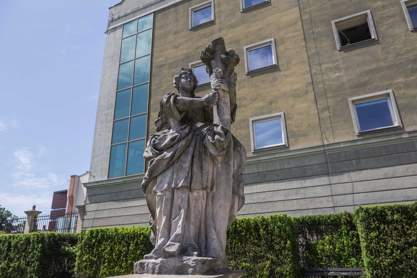 Skarby Wrocławia &ndash; barokowe figury z pałacu w Barszowie, wsi, kt&oacute;ra w latach 70. została wysiedlona, a potem zalana pod zbiornik poflotacyjny Żelazny Most pod Polkowicami. Figury przewiezione zostały do Wrocławia i ustawione pod uniwersytetem, na skwerku. Do ogrodu Pałacu Kr&oacute;lewskiego trafiły w 2008. Kamieniarze je odczyścili, uzupełnili ubytki, dziś rzeźby cieszą oko.&nbsp;&nbsp;