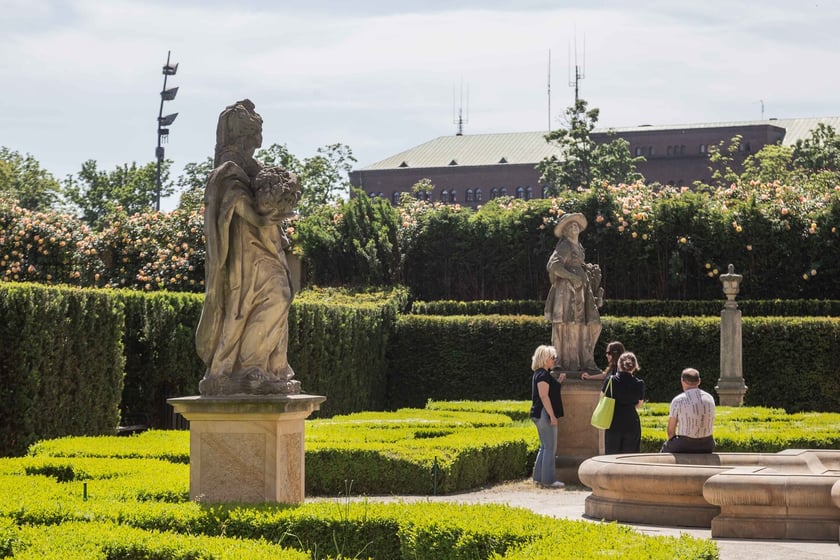 Skarby Wrocławia &ndash; barokowe figury z pałacu w Barszowie, wsi, kt&oacute;ra w latach 70. została wysiedlona, a potem zalana pod zbiornik poflotacyjny Żelazny Most pod Polkowicami. Figury przewiezione zostały do Wrocławia i ustawione pod uniwersytetem, na skwerku. Do ogrodu Pałacu Kr&oacute;lewskiego trafiły w 2008. Kamieniarze je odczyścili, uzupełnili ubytki, dziś rzeźby cieszą oko.&nbsp;&nbsp;