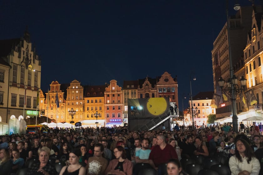 Widzowie podczas ubiegłorocznego seansu w rynku podczas Festiwalu Nowe Horyzonty