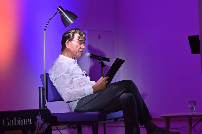 Europejska Noc Literatury. W Zespole Szkół Gastronomicznych książkę "Straszliwa zieleń" czyta Mirosław Zbrojewicz.