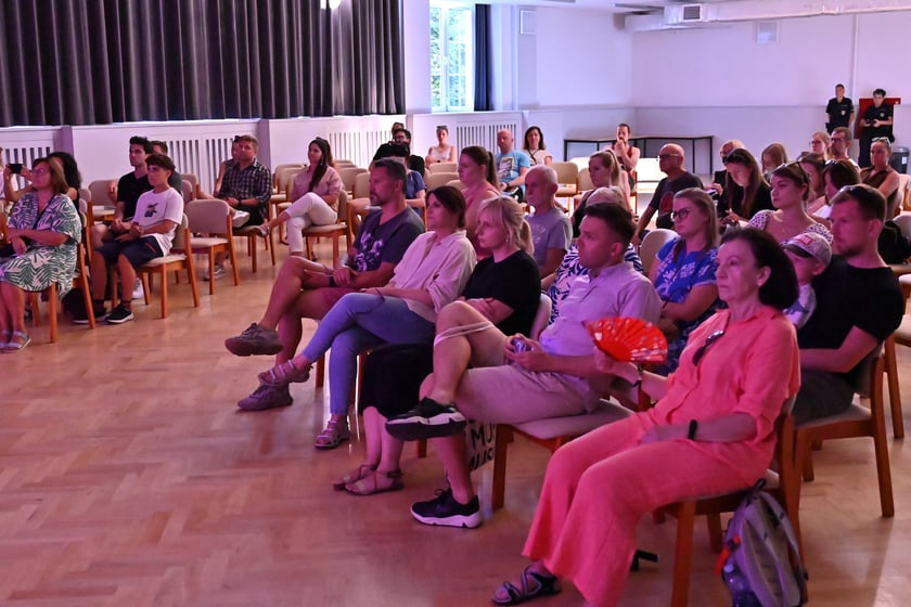 Europejska Noc Literatury. W Zespole Szkół Gastronomicznych książkę "Straszliwa zieleń" czyta Mirosław Zbrojewicz.