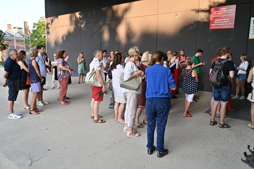 Europejska Noc Literatury. Przed LO nr 5 chętni czekają na wejście, aby posłuchać Edyty Jungowskiej czytającej "Ja śpiewam, a góry tańczą".