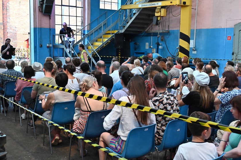 Europejska Noc Literatury na zajezdni Gaj. "Poleciały w kosmos" czytał Łukasz Orbitowski.