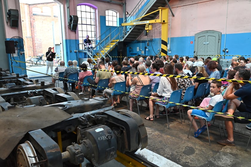 Europejska Noc Literatury na zajezdni Gaj. "Poleciały w kosmos" czytał Łukasz Orbitowski.