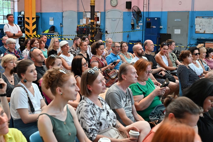 Europejska Noc Literatury na zajezdni Gaj. "Poleciały w kosmos" czytał Łukasz Orbitowski.