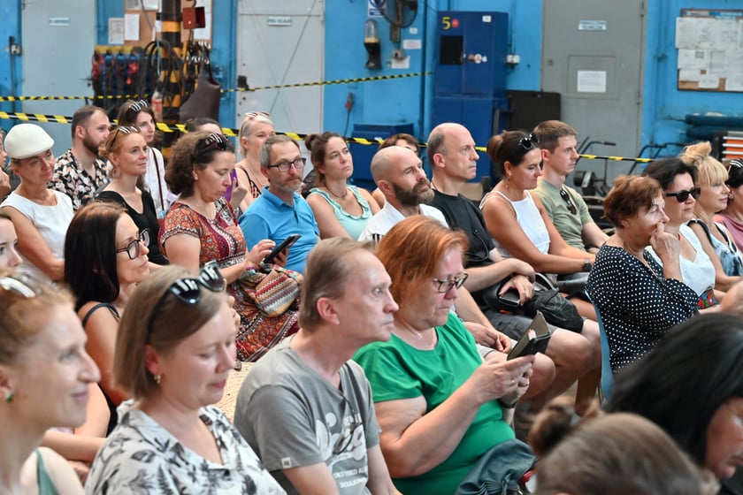 Europejska Noc Literatury na zajezdni Gaj. "Poleciały w kosmos" czytał Łukasz Orbitowski.