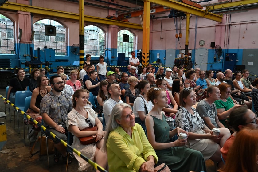 Europejska Noc Literatury na zajezdni Gaj. "Poleciały w kosmos" czytał Łukasz Orbitowski.