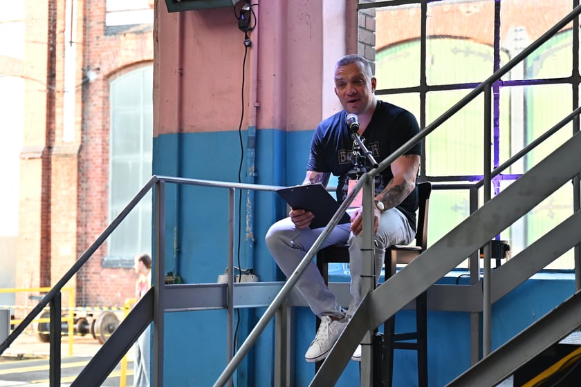 Europejska Noc Literatury na zajezdni Gaj. "Poleciały w kosmos" czytał Łukasz Orbitowski.