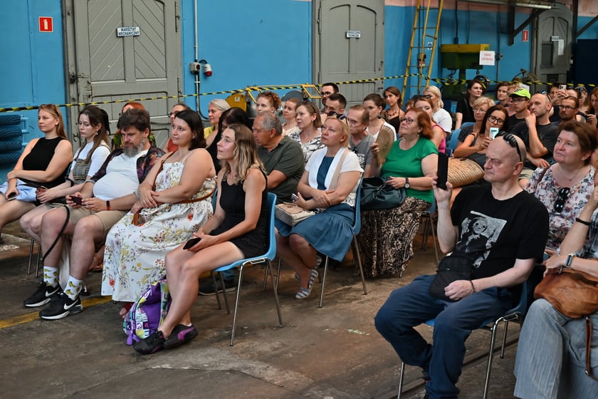 Europejska Noc Literatury na zajezdni Gaj. "Poleciały w kosmos" czytał Łukasz Orbitowski.