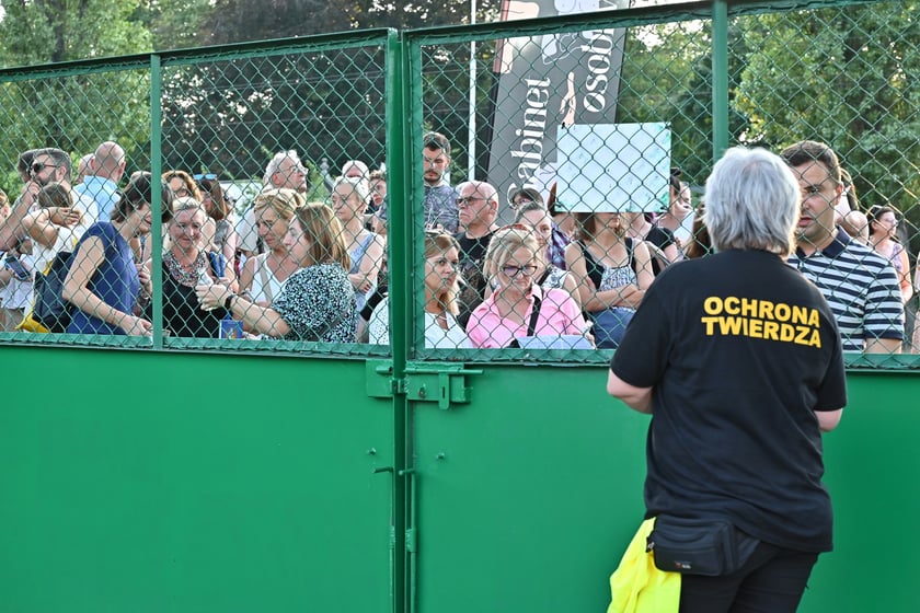 W wielu miejscach na chętnych brakowało miejsca. Sporo osób cierpliwie czekało na kolejną turę czytania. Tak też było na zajezdni Gaj.