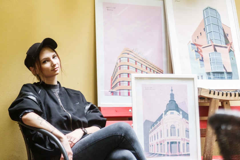 Malwa Domaradzka ze swoimi pracami &ndash; plakatmi z wrocławskimi budynkami