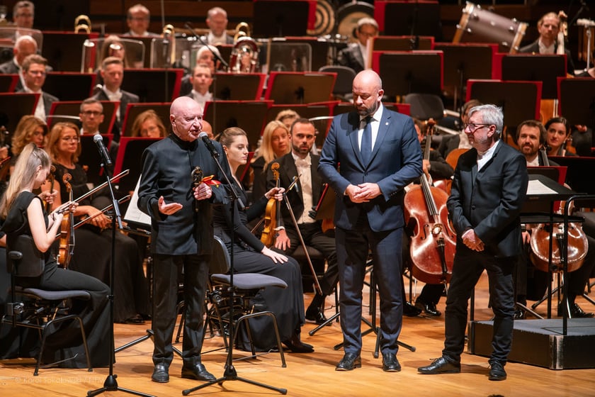 Maestro Christoph Eschenbach z kluczami do bram Wrocławia, obok prezydent Jacek Sutryk i dyrektor NFM Andrzej Kosendiak