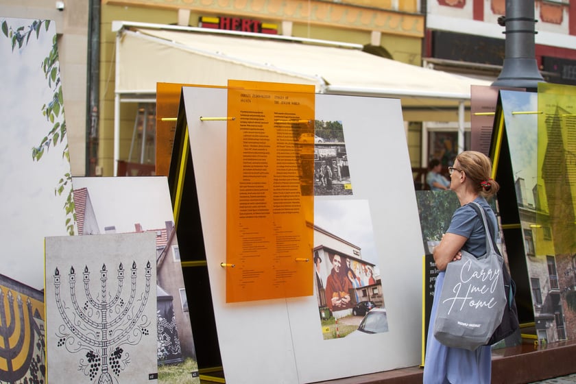 Wystawa &bdquo;Pełno ich nigdzie. Przywracanie pamięci o polskich Żydach w przestrzeni miejskiej&rdquo; na wrocławskim rynku&nbsp;
