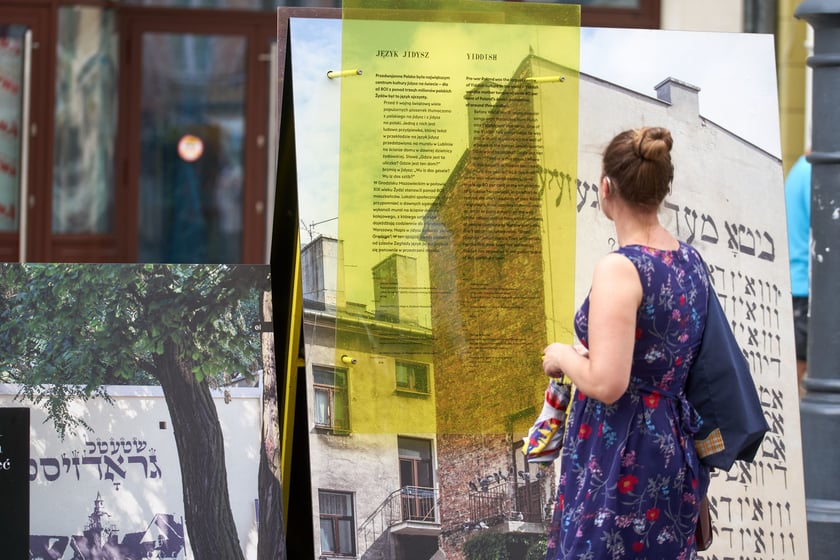 Wystawa &bdquo;Pełno ich nigdzie. Przywracanie pamięci o polskich Żydach w przestrzeni miejskiej&rdquo; na wrocławskim rynku&nbsp;