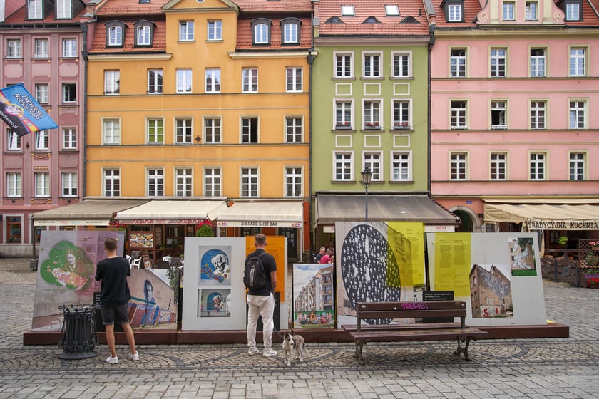 Wystawa &bdquo;Pełno ich nigdzie. Przywracanie pamięci o polskich Żydach w przestrzeni miejskiej&rdquo; na wrocławskim rynku&nbsp;