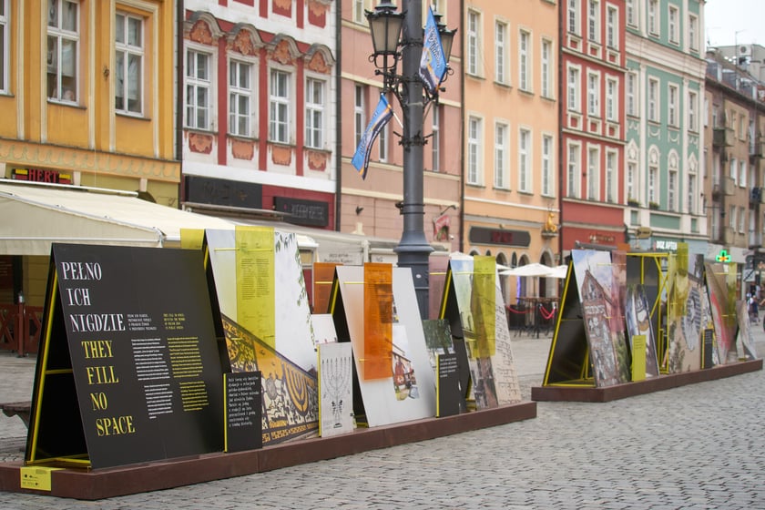 Wystawa &bdquo;Pełno ich nigdzie. Przywracanie pamięci o polskich Żydach w przestrzeni miejskiej&rdquo; na wrocławskim rynku&nbsp;