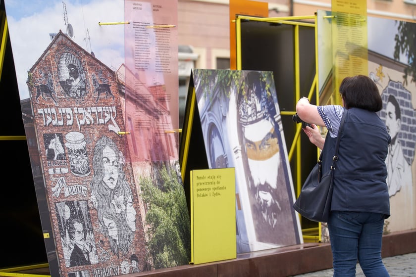 Wystawa &bdquo;Pełno ich nigdzie. Przywracanie pamięci o polskich Żydach w przestrzeni miejskiej&rdquo; na wrocławskim rynku&nbsp;