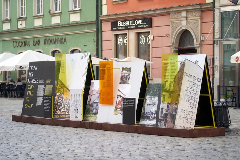 Wystawa &bdquo;Pełno ich nigdzie. Przywracanie pamięci o polskich Żydach w przestrzeni miejskiej&rdquo; na wrocławskim rynku&nbsp;