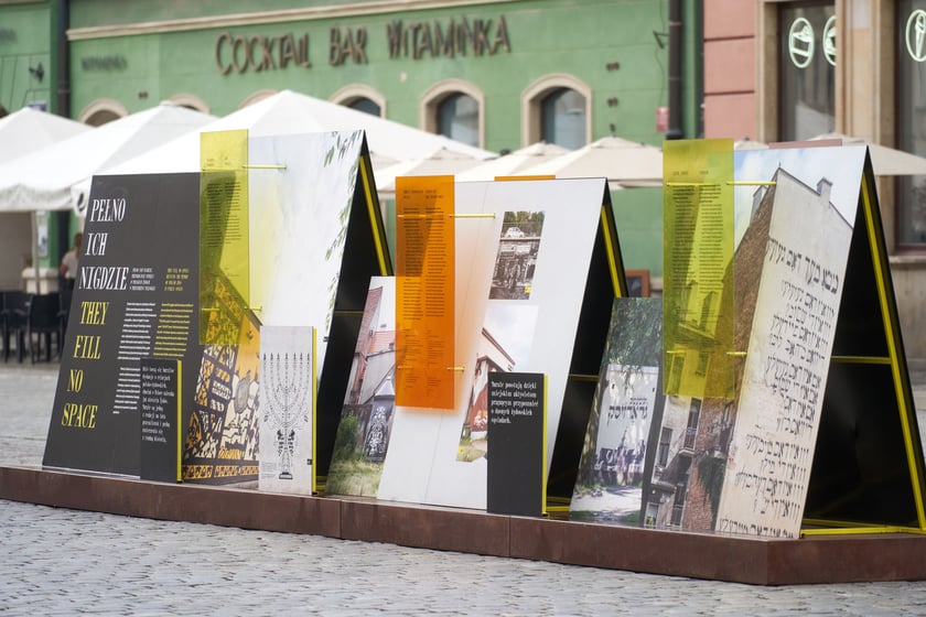 Wystawa &bdquo;Pełno ich nigdzie. Przywracanie pamięci o polskich Żydach w przestrzeni miejskiej&rdquo; na wrocławskim rynku&nbsp;