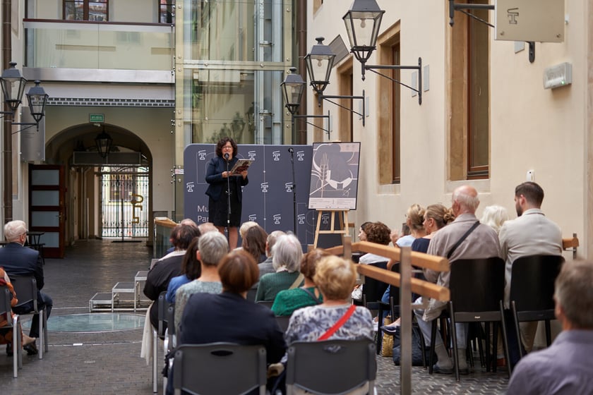 Dyrektor Muzeum Pana Tadeusza Magdalena Musiał. Wystawa &bdquo;Czarna sukienka. Patriotki w walce o wolność&rdquo;&nbsp;