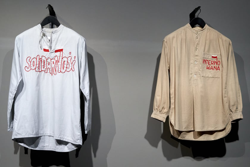 Oryginalne koszule z 1981, z lewej z haftem wykonanym podczas pobytu w zakładzie karnym, z prawej wyniesiona z zakładu karnego. Wystawa &bdquo;Czarna sukienka. Patriotki w walce o wolność&rdquo;&nbsp;