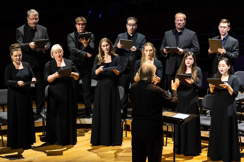Estonian Philharmonic Chamber Choir, dyryguje Tõnu Kaljuste 