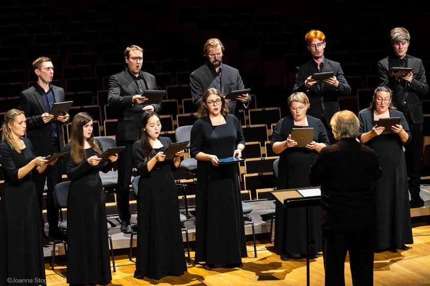 Estonian Philharmonic Chamber Choir, dyryguje Tõnu Kaljuste 