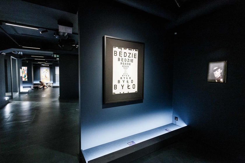 Krupa Art Foundation (Rynek 27/28) &ndash; nowy adres dla wielbicieli wsp&oacute;łczesnej sztuki &ndash; z lewej praca Stanisława Dr&oacute;żdża, z prawej Łukasza Stokłosy