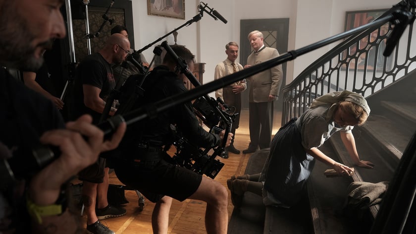 Na planie filmu &bdquo;Pani od polskiego&rdquo; we Wrocławiu &ndash; w pałacu Wallenberg-Pachalych na Szajnochy