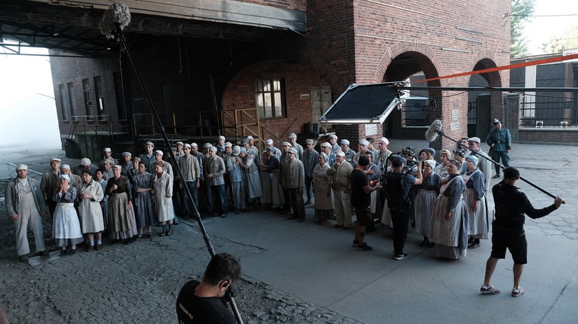 Na planie filmu &bdquo;Pani od polskiego&rdquo; we Wrocławiu &ndash; w Młynie Sułkowice